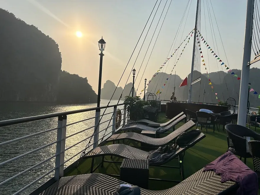 Khu vực Sundeck trên du thuyền Lacasta daily cruise