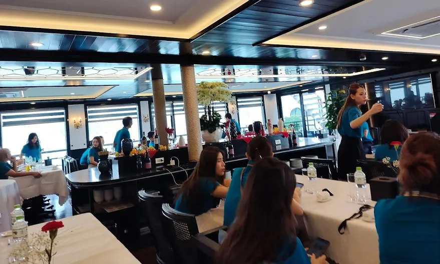 Khu vực nhà hàng trên du thuyền Lacasta daily cruise