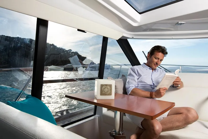 Thiết kế cửa kính trượt siêu lớn giúp du khách có thể ngắm trọn Vịnh Hạ Long từ trong du thuyền