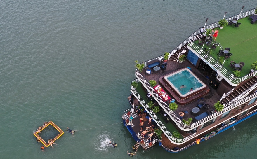 Du thuyền Lacasta Cruise 2 Bể Sục trên du thuyền La Casta