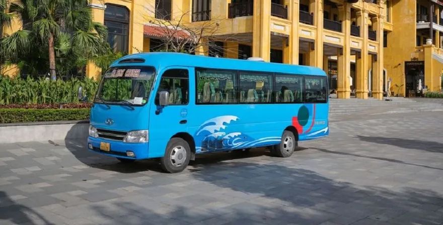 Đối với tour 4 tiếng sáng xe sẽ đón du khách từ 7:00 tùy theo địa điểm và di chuyển tới cảng tàu khách quốc tế Hạ Long