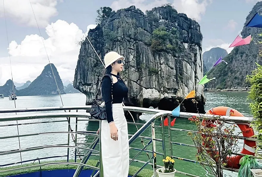 Du khách có thể dễ dàng quan sát hòn đỉnh hương từ trên thuyền 