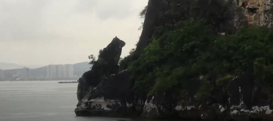Hình ảnh hòn chó đá trên Vịnh Hạ Long