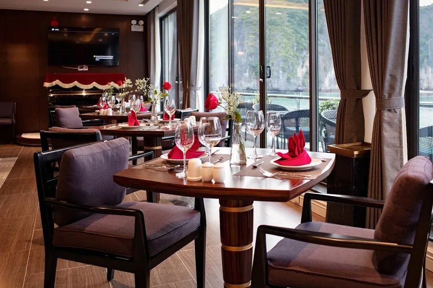 Nhà hàng sang trọng của Stellar of the Seas