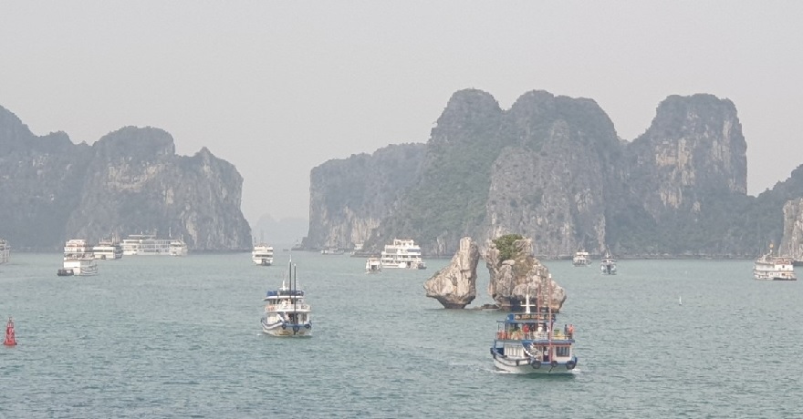 Hòn Gà Chọi (Trống Mái) biểu tượng của vịnh Hạ Long 14 Quan sát Hòn Gà Chọi (Trống Mái) từ trên tàu du lịch