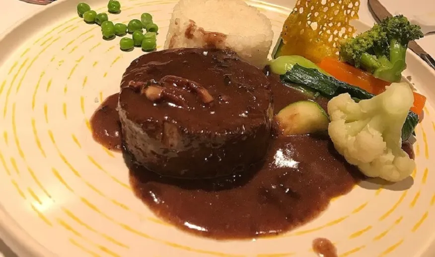 Du thuyền Scarlet Pearl 3 Ẩm thực phong phú với thực đơn Á - Âu tự tin lam hài long du khách Scarlet Pearl