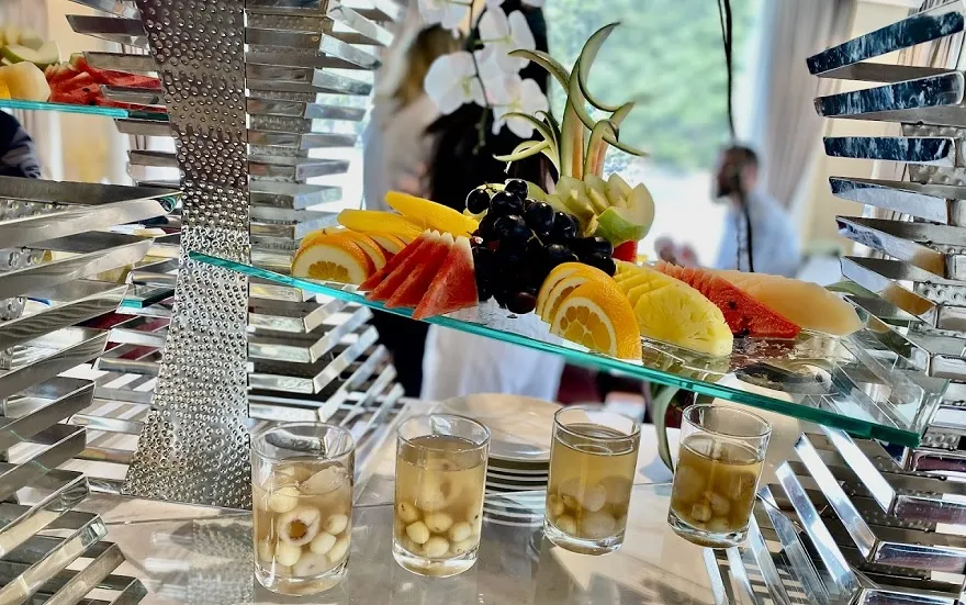 Du thuyền Capella 3 Ẩm thực tại Capella Cruise có đa dạng các món Á - Âu và bố trị bắt mắt