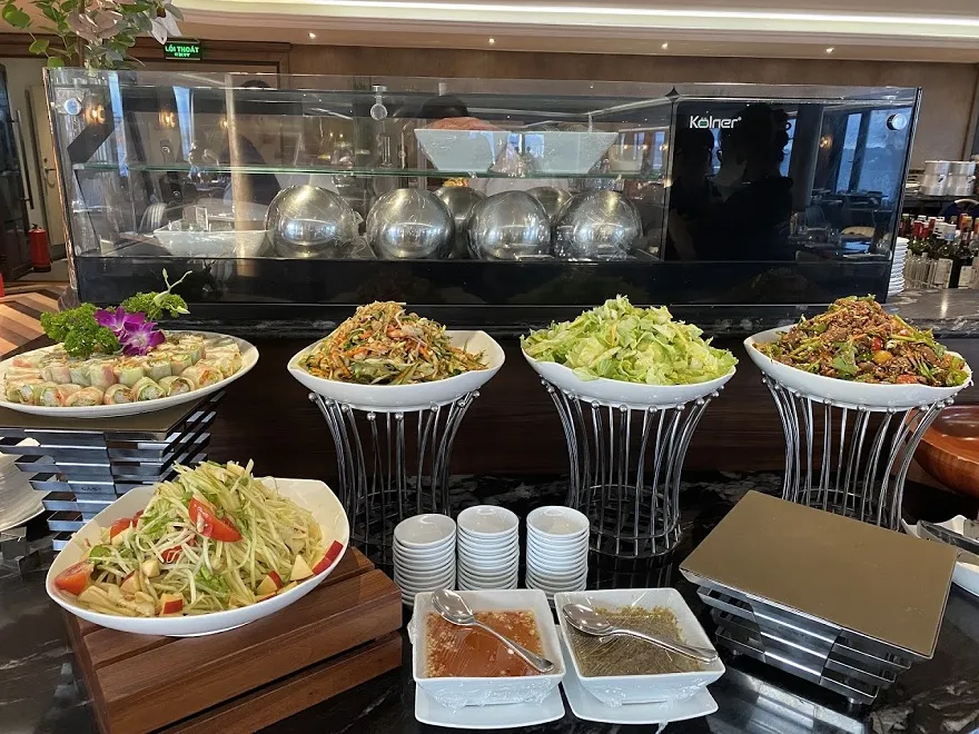 Ambassador II có thực đơn buffet đa dạng với hàng trăm món ắn A- Âu