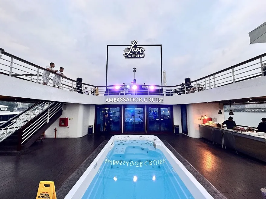 Bể bơi của Ambassdor II