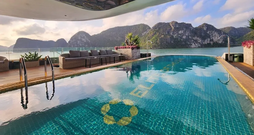 Du thuyền Elite Of The Seas 2 Bể bơi dát vàng của Du thuyền Elite Of The Seas