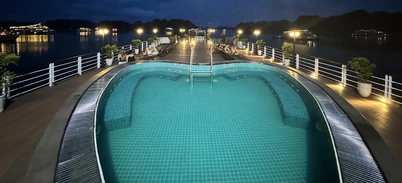 Bể bơi vô cực ngoài trời hình trái tim độc đảo của Du thuyền Aspira Cruise