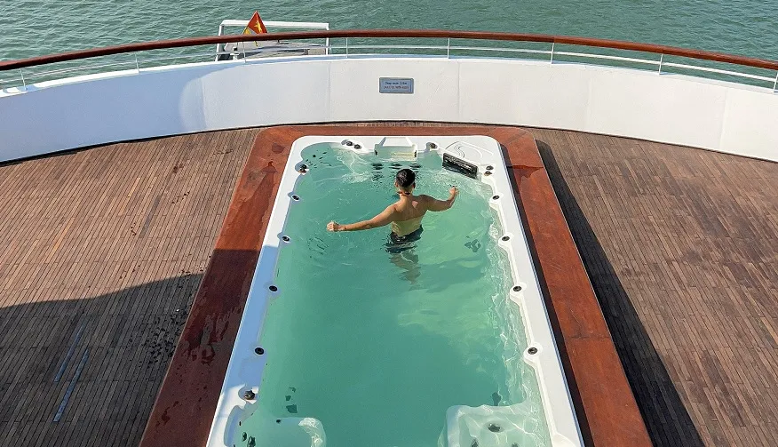 Bể sục Jacuzzi ngoài trời cỡ lớn ngoài trời trên Ambassador I