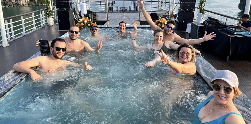 Bể sục Jacuzzi trên sundeck của Paradise Elegance