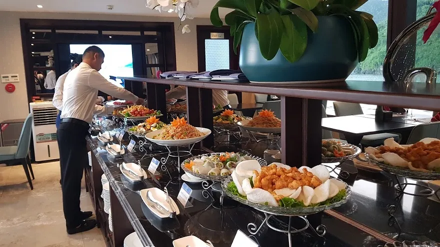 Buffet trên Du thuyền Jade Sails với đa dạng các món Á - Âu