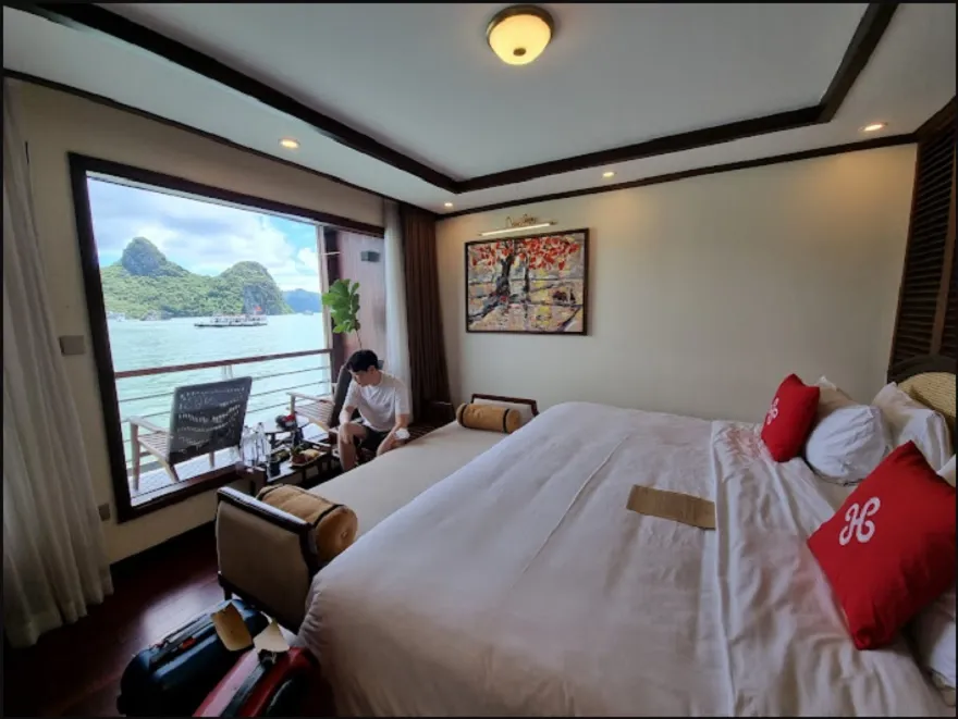 Du thuyền Heritage Bình Chuẩn 4 Các cabin tại Heritage Bình Chuẩn đều co ban công riêng và cửa số hướng ra Vịnh Kỳ Quan