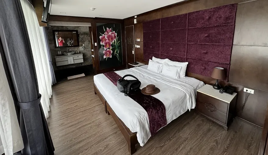 Du thuyền Orchid Classic 2 Các cabin trên Orchid Classic Cruise được bố trí ban công giúp du khách có thể quan sát trọn vẹn Vịnh Kỳ Quan