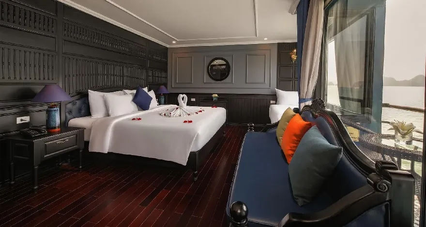 Các cabin trên du thuyền Rosy đều có ban công giúp du khách có thể ngắm trọn Vịnh Hạ Long trên hành trình