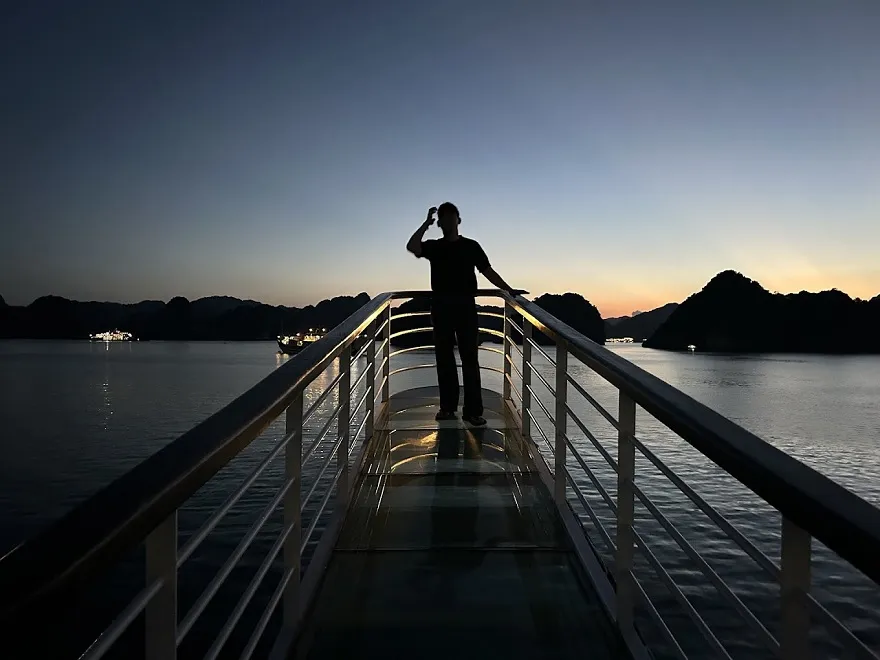 Cầu kính là điểm check - in thú vị trên du thuyền Ambassdor II