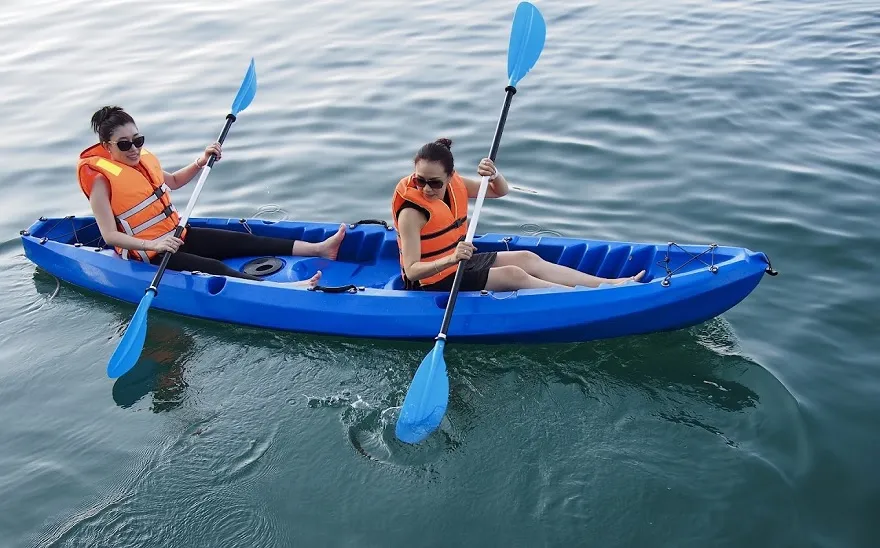 Du thuyền Era Crusie 3 Chèo Kayak là một trong những hoạt động trải nghiệm thú vị trong hành trình tour của du thuyền Era