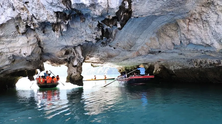 Chèo đò nan hoặc kayak tại Hang Luồn là một trong những hoạt động trải nghiệm thú vị trong hành trình tour của Ambassdor II