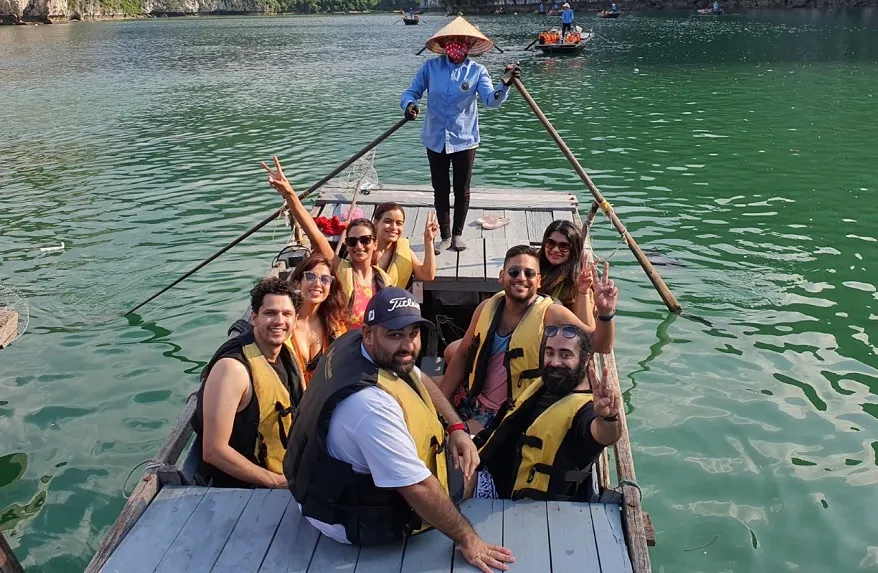 Chèo đò nan khám phá Hang Sáng Tối là một trong nhưng điểm nhấn trong hành trình tour trên du thuyền Sena Cruise 