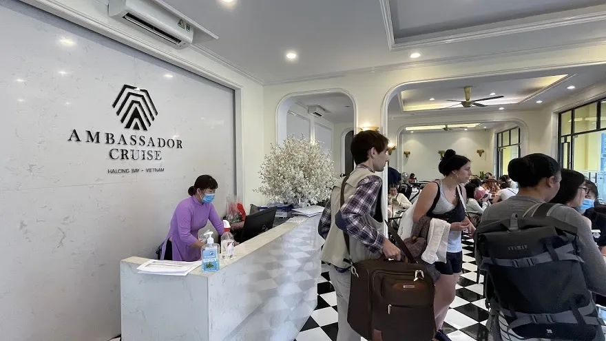 Đội ngũ nhân viên nhiệt tình và chuyên nghiệp của Ambassdor II sẽ giúp du khách có sự thoải mái an tâm từ ngay thủ tục đón khách