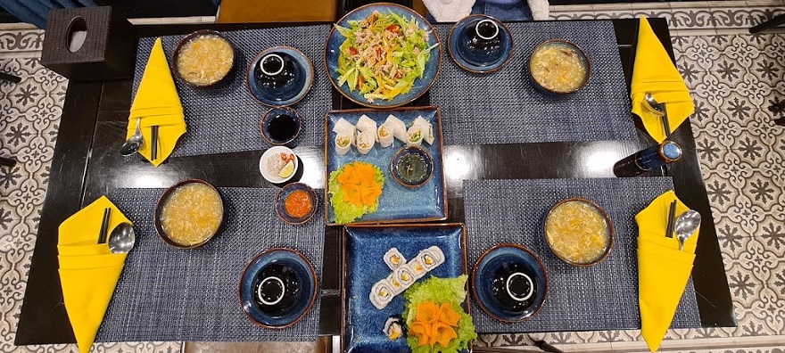 Du khách cố thể thưởng thức các món ăn truyên thống trên du thuyền Sena Cruise