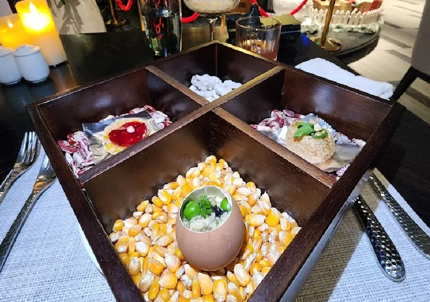 Du thuyền Elite Of The Seas 6 Du thuyền Elite Of The Seas sở hữu ẩm thực độc đáo phục vụ du khách