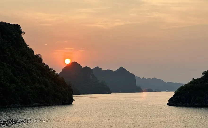 Du thuyền Era Crusie 2 Du thuyền Era Cruise lựa chọn Vịnh Lan Hạ là điểm trải nghiệm chính