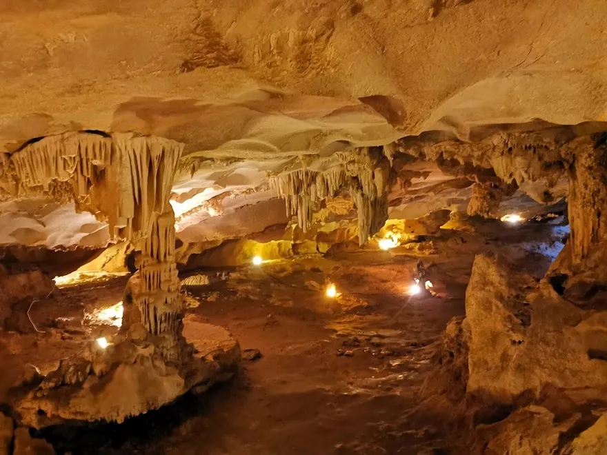 Du thuyền Swan tham quan Hang Thiên Cảnh Sơn là 1 trong những hang động lớn nhất Vịnh Bái Tử Lông