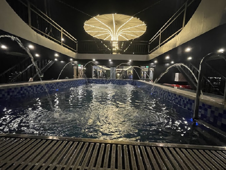 Hệ thống bể bơi trên du thuyền Rita