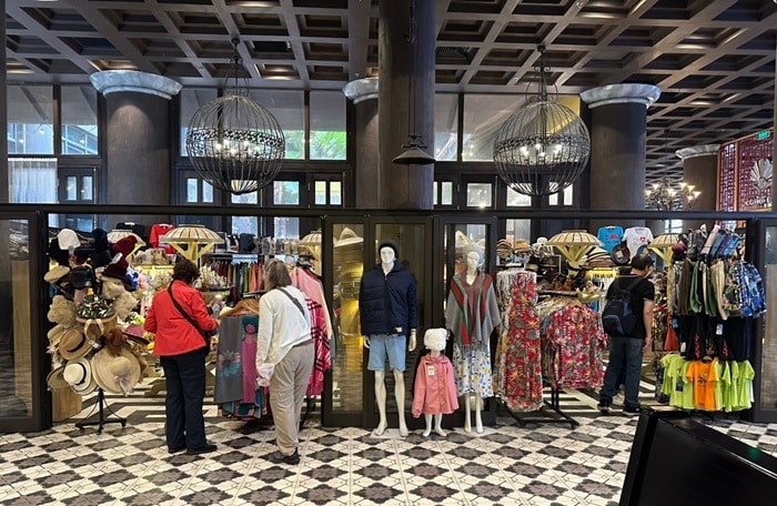 Hệ thống cột gỗ, trần gỗ và trần thép tại nhà ga