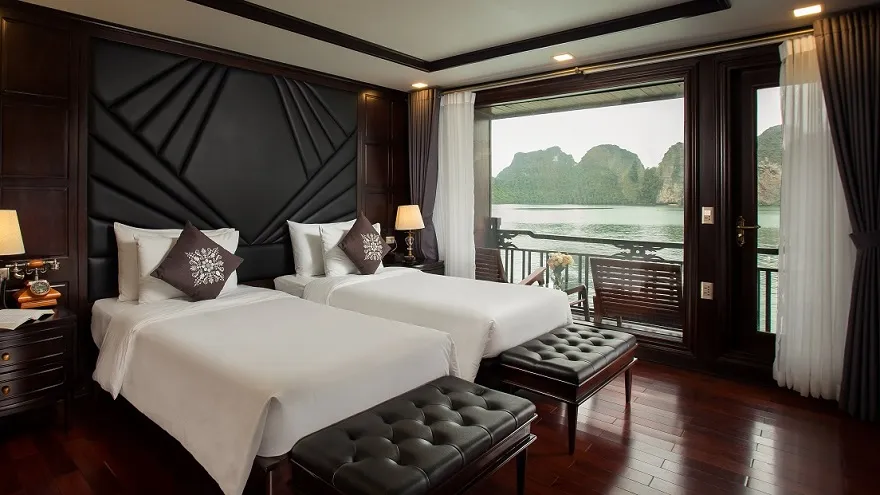 Hệ thống phòng nghỉ của Du thuyền La Regina Legend đêu có ban công với view hướng ra Vịnh kỳ quan