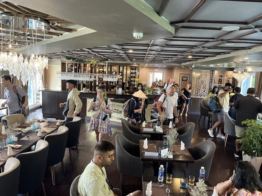 Du thuyền Era Crusie 4 Không gian nhà hàng Era được thiết kế sang trọng