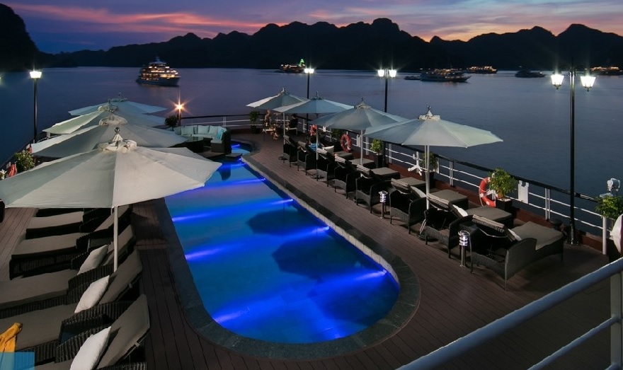 Du thuyền Le Theatre 6 Khu vực Sundeck với thiết kế trẻ trung với hồ bơi, khu tắm nắng...