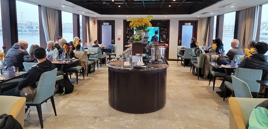 Khu vực nhà hàng Jade Sails