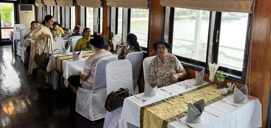 Khu vực nhà hàng trên Du thuyền Syrena 