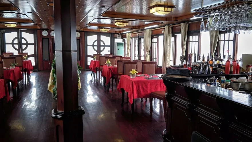 Khu vực phòng ăn với các cửa số lớn giúp du khách vừa dùng bừa vừa có thể ngắm cảnh thiên nhiên trên du thuyền Swan