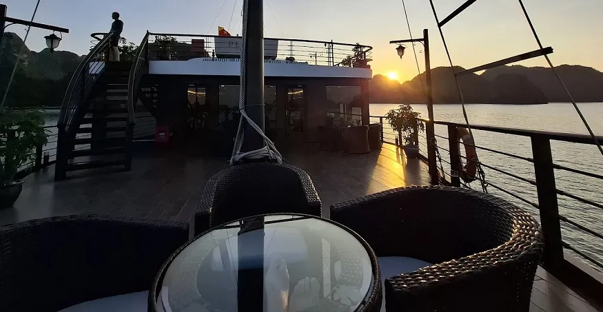Khu vực sundeck trên Peony Cruises Ha Long