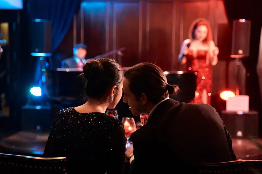 Le Piano Bar nơi du khách thưởng thức buổi tối lãng mạng trên Paradise Elegance