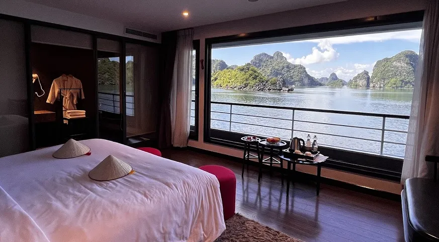 Du thuyền Scarlet Pearl 4 Mỗi Cabin tại Scarlet Pearl Cruise đều có ban công riêng và vew hướng ra Vịnh kỳ quan