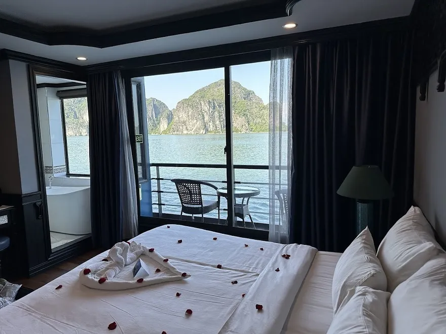 Mỗi Cabin trên du thuyền Doris đều có ban công riêng giúp du khách có thể ngắm nhìn toàn cảnh Vịnh Kỳ Quan trong hành trình chuyến đi của mình