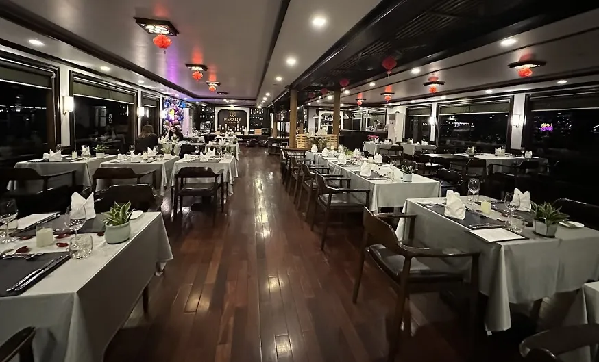 Nhà hàng của Peony Cruises Ha Long có thiết kế sang trọng