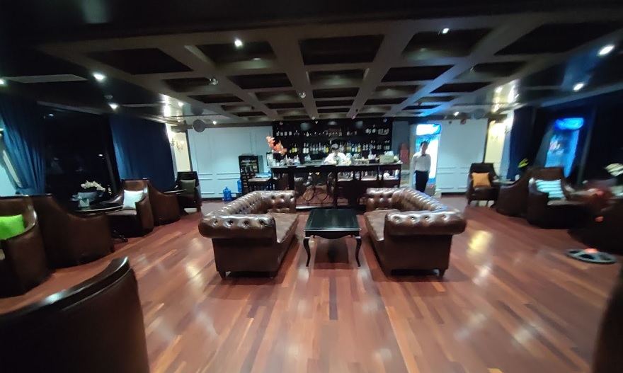 Du thuyền Le Theatre 4 Nội thất với thiết kế chủ đạo bàng gỗ của du thuyền Le Theatre