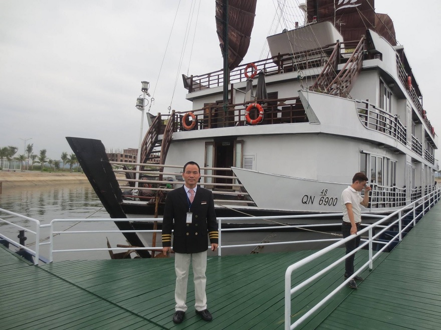 Pelican Glory đón khách tại cảng tàu Tuần Châu