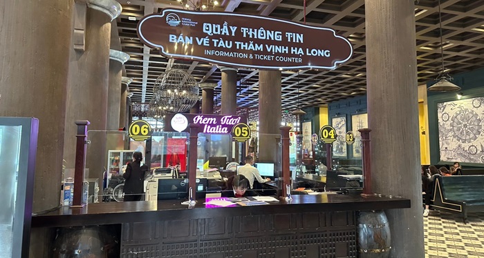 Quầy thông tin bán vé tàu thăm VỊnh Hạ Long tại cảng tàu khách quốc tế Hạ Long