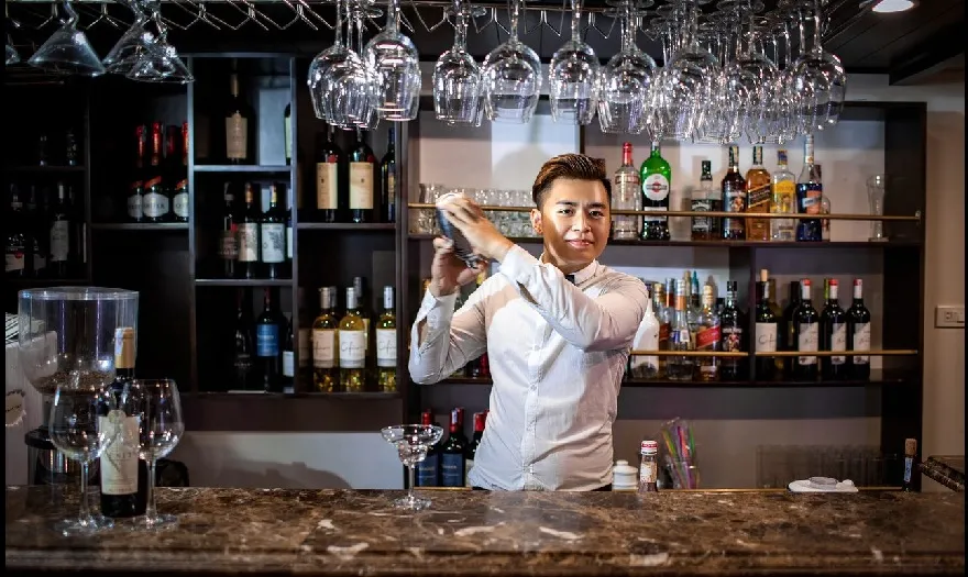 Du thuyền Alisa Premier 6 Skybar trên sân thượng Alisa Cruise là nơi du khash có thể trải nghiệm những lý coctail tuyệt vời