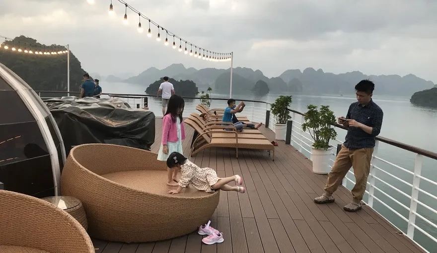 Du thuyền Capella 4 Sundeck của Capella Cruise là nơi du khách có thể thư giãn tắm nắng và ngắm nhìn Vịnh Hạ Long