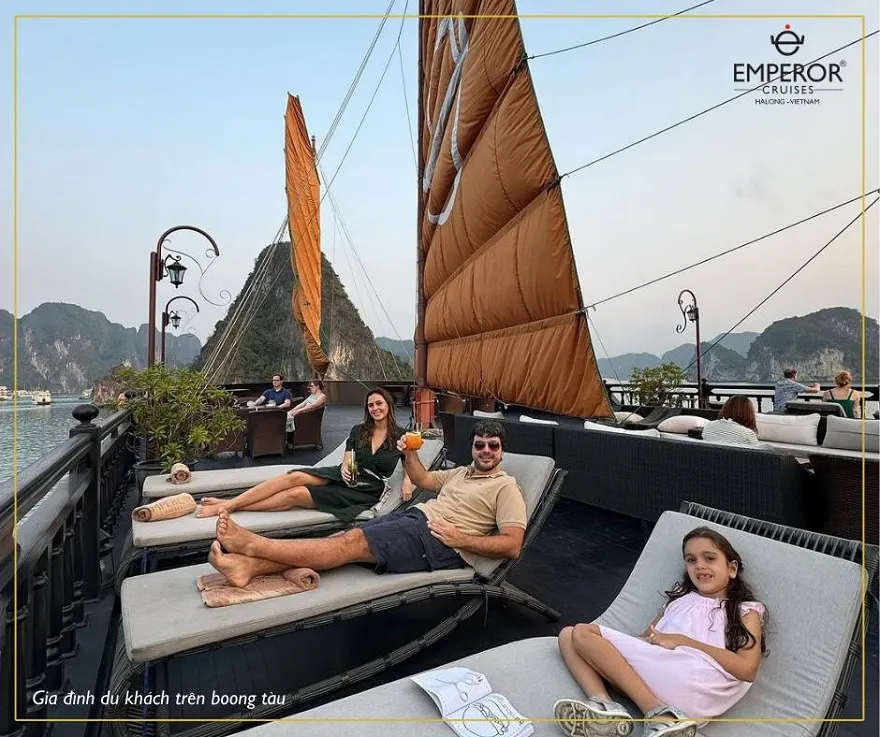 Sundeck tại Emperor Cruises là nơi du khách có thể tắm nắng và ngắm nhìn Vịnh Hạ Long