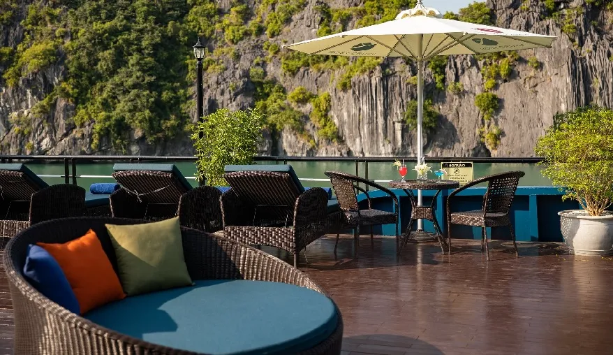 Sundeck trên du thuyền Rosy là nơi lý tưởng để du khách tắm nắng hay đọc báo